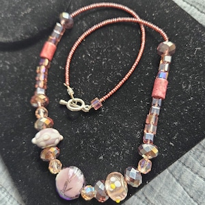 Vintage Art Deco Venetianskt Tjeckiskt Opalin Lila Virvelglaspärlhalsband