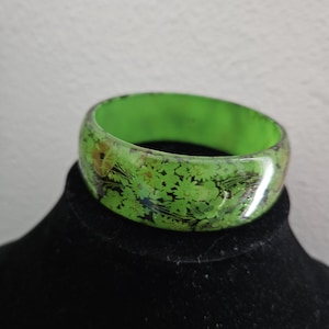 Bracelet jonc classique large classique en bakélite scintillant vert floral tourbillon des années 60 VTG