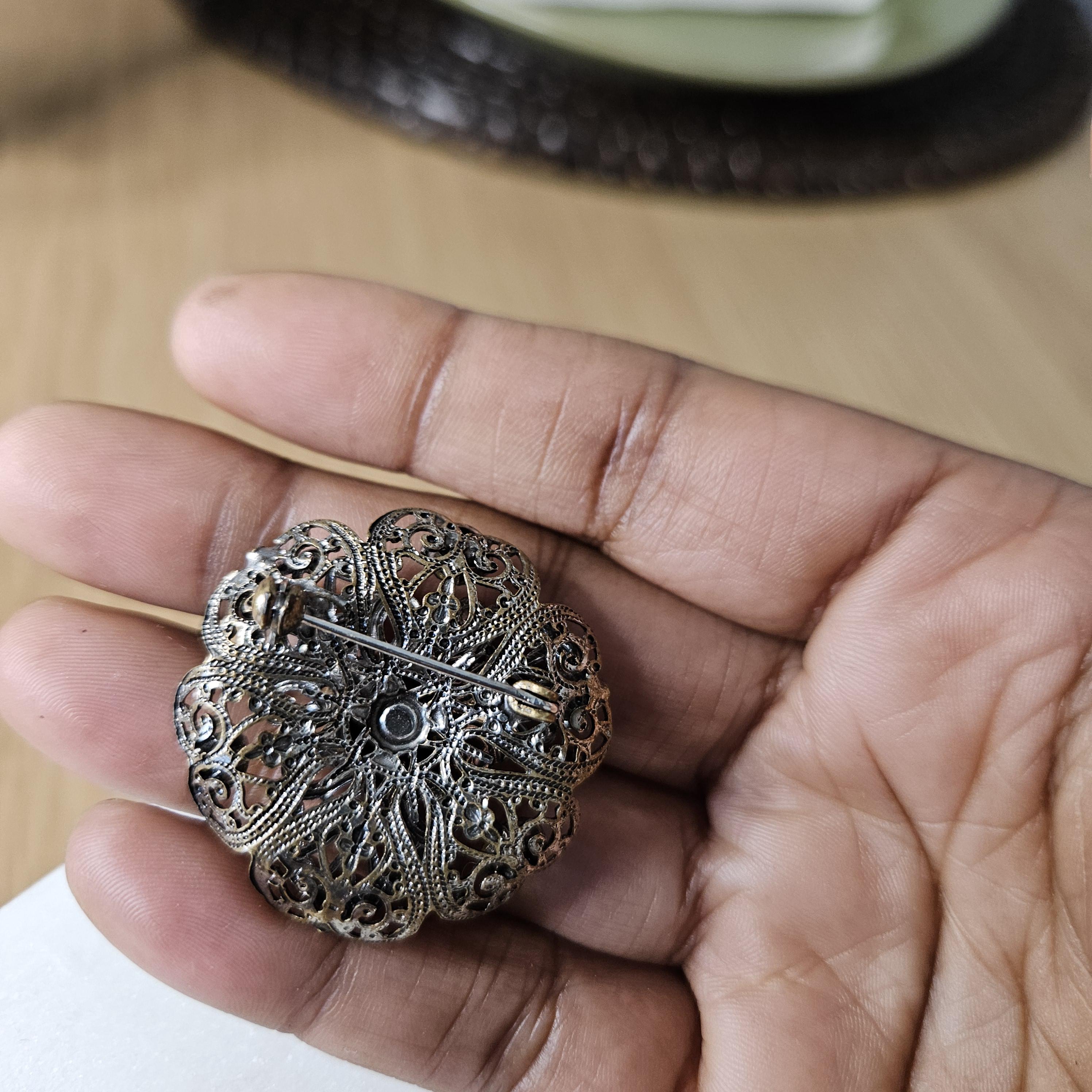 Broche Vintage Gablonz Laiton Filigrané Avec Strass Bleu Saphir - Bijou Ancien Fleuri