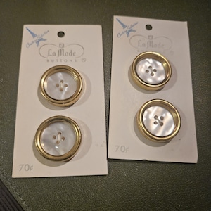 La Mode vintage com dois botões de pérola e aro dourado, estilo cartão 533
