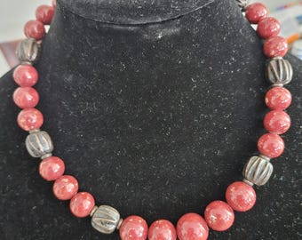 Halsband med grovt svamppärlor i korallfärgad metall och akryl