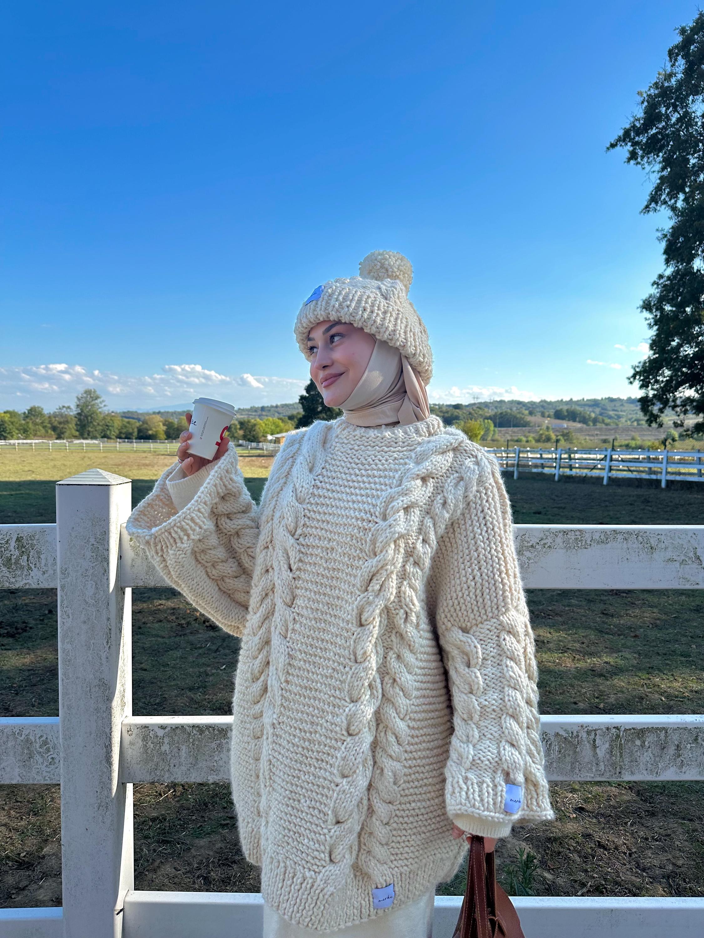 Handmade Cream Cable Knit Sweater and Beanie Set, Oversized  display picture 3