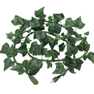 Puede incluir: Una vid artificial de hiedra verde con un cable eléctrico negro que la atraviesa. El cable tiene un enchufe en cada extremo.