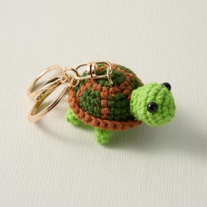 Gehäkelte Schildkröte Schlüsselanhänger - Handgestrickter Schildkröten Anhänger, Taschenbaumler, friedlicher Schlüsselanhänger
