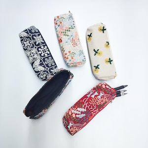 Broderad pennficka för flera ändamål – Pennfodral med dragkedja