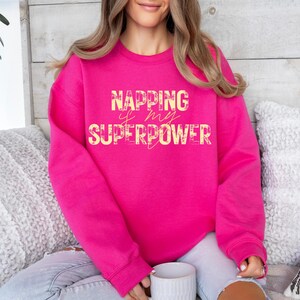 Faire la sieste est ma superpuissance PNG, maman fatiguée PNG, amateur de sieste PNG, maman png, maman vintage en détresse, design preppy, chemise sieste, maman drôle et mignonne png