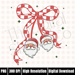 Op de afbeelding: Een feestelijke digitale illustratie met een rood-witte geblokte strik en linten. Twee kerstman gezichten met witte baarden en rode mutsen hangen eronder. Groene sterren accentueren het ontwerp. De tekst "PNG 300 DPI High Resolution Digital Download" is inbegrepen.