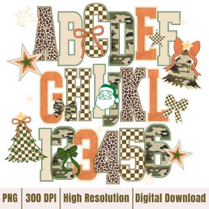 Puede incluir: Un diseño digital con el alfabeto y números con temática navideña. Las letras y los números tienen una mezcla de patrones, incluyendo estampado de leopardo, camuflaje y diseños a cuadros. Se incluyen elementos festivos como estrellas, lazos y una cara de Papá Noel.