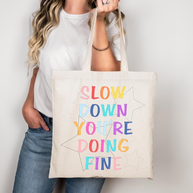 Baja el ritmo, lo estás haciendo bien PNG Cita positiva PNG Salud mental PNG Diseño inspirador de arcoíris retro Afirmaciones motivacionales imagen 5