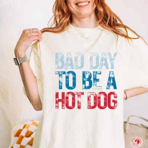 Mal día para ser un perrito caliente PNG, Doodle USA PNG, camiseta del 4 de julio, diseño americano, camiseta preppy desgastada de EE. UU., divertido patriótico retro PNG