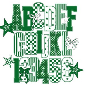 Könnte beinhalten: Eine Sammlung grüner und weißer Buchstaben und Zahlen, jeweils mit einem einzigartigen Muster. Die Buchstaben sind mit Punkten, Streifen, Sternen und Schachbrettmustern verziert. Dekorative Schleifen und Sternformen sind ebenfalls enthalten.