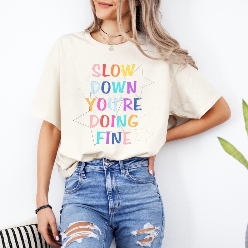 Baja el ritmo, lo estás haciendo bien PNG Cita positiva PNG Salud mental PNG Diseño inspirador de arcoíris retro Afirmaciones motivacionales imagen 3