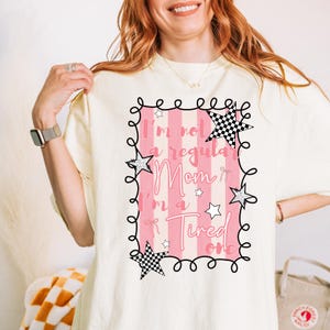 Je ne suis pas une maman ordinaire, je suis une maman fatiguée PNG, maman tendance PNG, maman PNG, maman png rétro, design preppy, chemise maman doodle, maman drôle et mignonne png thumbnail