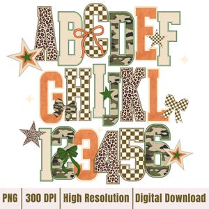 Può includere: Un design digitale con l'alfabeto e i numeri da 1 a 6. Le lettere e i numeri presentano un mix di motivi, tra cui stampa leopardata, camouflage e disegni a scacchi. Fiocchi e stelle decorative accentuano le lettere e i numeri. L'immagine include il testo "PNG 300 DPI Alta Risoluzione Download Digitale."