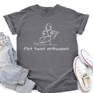 Appassionato di colpi di scena PNG, Estetica libresca, Lettore PNG, Maglietta con design di libri, Amante dei libri alla moda, Regalo per lettori e amanti dei libri, Libro divertente PNG
