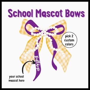 Może przedstawiać: Ozdobna kokarda z żółtym wzorem w kratkę i fioletowymi akcentami. Kokarda jest ozdobiona sznurem białych pereł i zawiera napis "School Mascot Bows". Kokarda ma fioletową wstążkę ze słowem "Bulldogs".