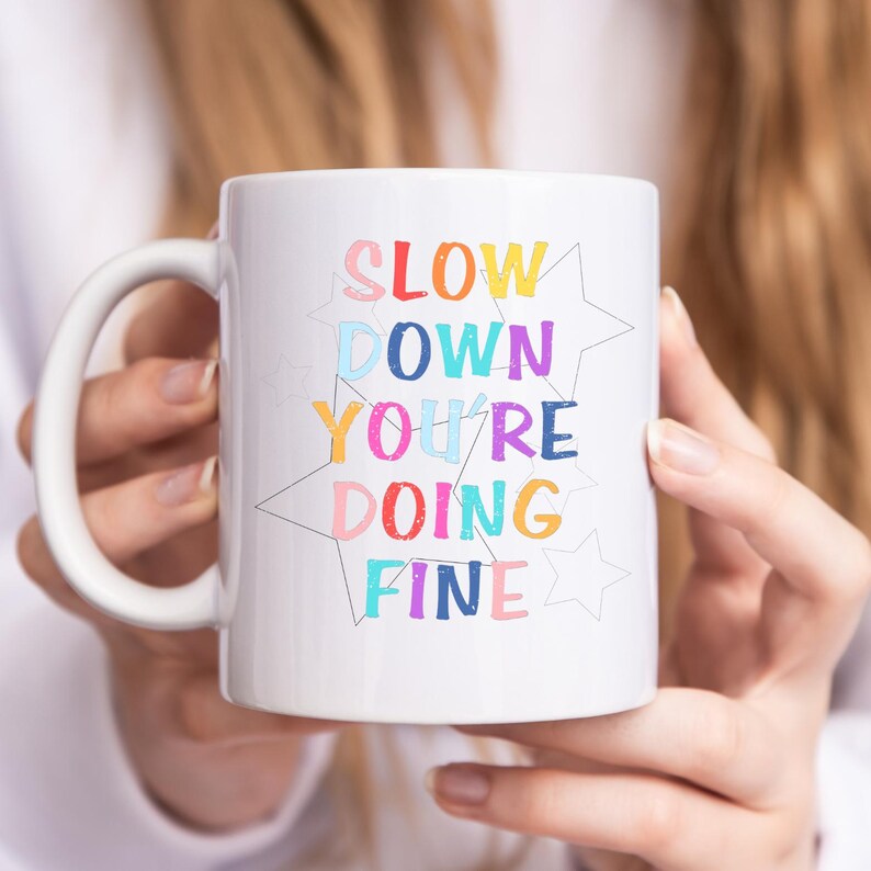 Baja el ritmo, lo estás haciendo bien PNG Cita positiva PNG Salud mental PNG Diseño inspirador de arcoíris retro Afirmaciones motivacionales imagen 6