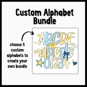 Op de afbeelding: Een afbeelding voor een Custom Alphabet Bundle met de tekst "Custom Alphabet Bundle". De afbeelding toont de letters A-E en de cijfers 0-4 in een blauw en geel bloemenpatroon. De tekst "choose 5 custom alphabets to create your own bundle" is ook opgenomen.