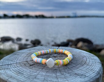 pulseira de contas de argila com conchas arenosas