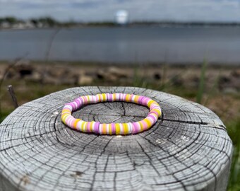 pulseira de contas de argila com pétalas