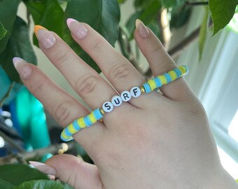 pulseira de contas de argila com palavras personalizáveis