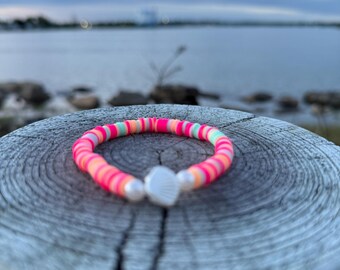 pulseira de contas de argila com conchas beijadas pelo sol