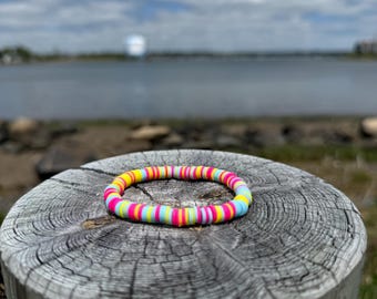 pulseira de contas de argila neon