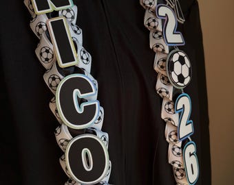 サッカーをテーマにしたカスタム卒業レイ（2026年卒業記念）｜名前と卒業年度入りリボンレイ