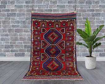 Qashqai Vintage Rug: Hand-Knotted Wool Medallion Rug, 4'9" x 2'11"
