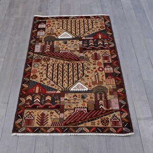 Pu&ograve; includere: Un tappeto tradizionale con un motivo geometrico che presenta alberi, case e motivi floreali stilizzati. Il tappeto &egrave; principalmente beige con accenti di rosso, marrone e nero.