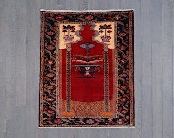 Hand-Knotted Wool Oriental Rug: Traditional Floral Vintage Rug (4.7 x 3.9 ft.)