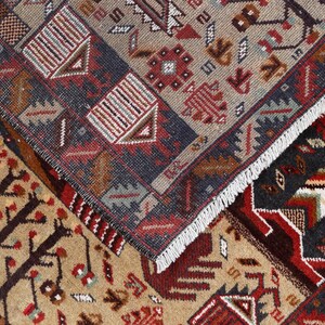 Pu&ograve; includere: Primo piano di tre tappeti con motivi diversi e una variet&agrave; di colori, tra cui rosso, marrone, beige e blu. I tappeti presentano intricati disegni geometrici e sono tessuti con un alto livello di dettaglio.