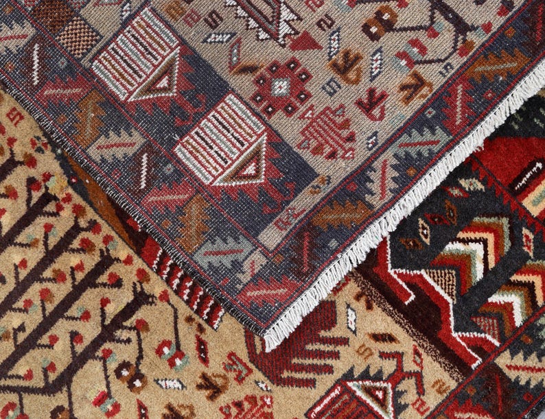 Pu&ograve; includere: Primo piano di tre tappeti con motivi diversi e una variet&agrave; di colori, tra cui rosso, marrone, beige e blu. I tappeti presentano intricati disegni geometrici e sono tessuti con un alto livello di dettaglio.