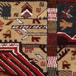 Pu&ograve; includere: Un tappeto beige con un motivo geometrico in tonalit&agrave; di rosso, marrone e nero. Il motivo comprende frecce stilizzate, animali e altre forme astratte.