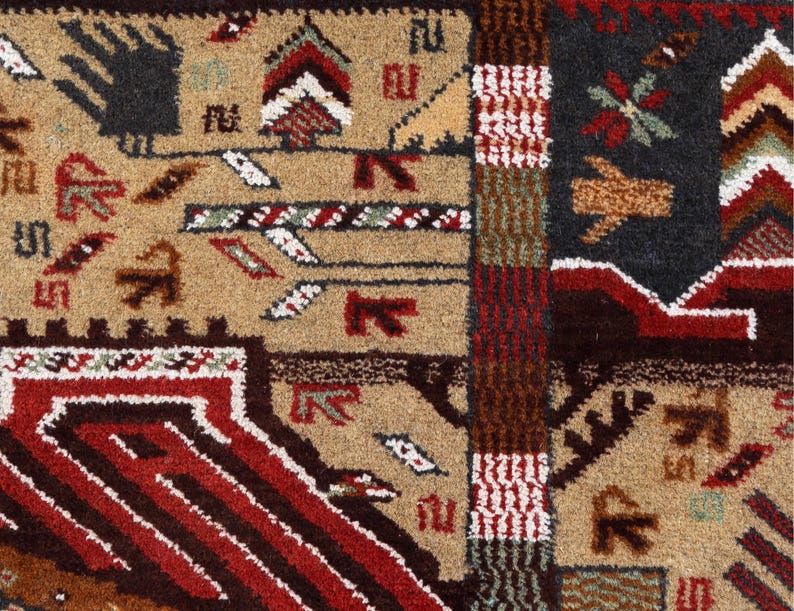 Pu&ograve; includere: Un tappeto beige con un motivo geometrico in tonalit&agrave; di rosso, marrone e nero. Il motivo comprende frecce stilizzate, animali e altre forme astratte.