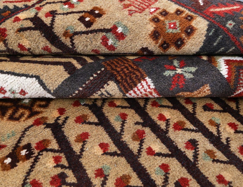 Pu&ograve; includere: Primo piano di un tappeto marrone e nero con un motivo ripetitivo di alberi e fiori. Il tappeto ha una texture morbida e soffice.