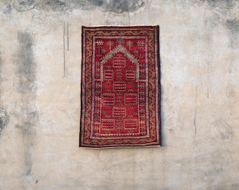 Vintage Anatolian Prayer Rug – Hand-Knotted Wool Mihrab Design
