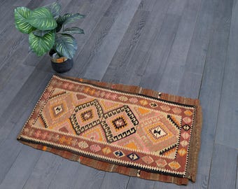 Vintage Yörük Kilim Runner: Anatolian Tribal Flatweave Wall Hanging