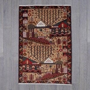 Pu&ograve; includere: Un tappeto tradizionale con un motivo geometrico che presenta alberi stilizzati, case e motivi floreali. Il tappeto &egrave; principalmente beige con accenti di rosso, marrone e nero.