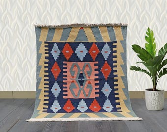 Vintage Anatolian Kilim Rug: Handwoven Wool, Tribal Medallion