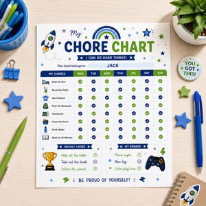 Puede incluir: Una tabla de tareas blanca titulada My Chore Chart con un arcoíris azul, un cohete y estrellas. Incluye una sección de tareas con casillas para los días de la semana, una lista de tareas semanales, una sección de recompensas y el texto Jack.