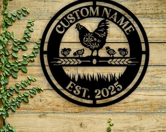 Peut inclure: Décoration murale en métal noir représentant une poule avec trois poussins, du blé et de l'herbe. Les mots "CUSTOM NAME" sont en haut et "EST. 2025" en bas, dans un cadre circulaire. Fond en bois.