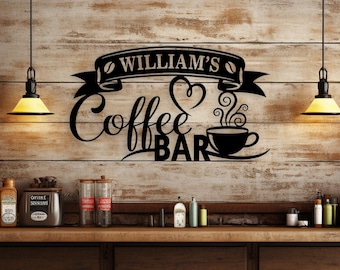 Può includere: Cartello in metallo nero con la scritta "WILLIAM'S Coffee BAR" in un carattere decorativo. Il cartello presenta un design a tazza di caffè e cuore. Il cartello è montato su una parete di legno, con un bar e sgabelli in primo piano.