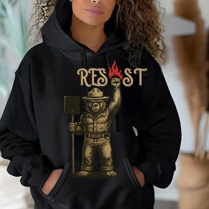 Resist Hoodie für Naturaktivisten, Bären-Hoodie mit Smokey Bear-inspirierter Protestkunst – Retro Graphic Statement Shirt für