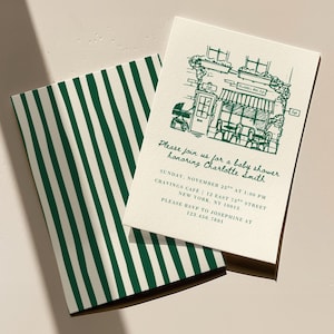 Może przedstawiać: Kremowe zaproszenie na baby shower z zieloną ilustracją kawiarni i tekstem. Zaproszenie jest dołączone do zielono-białej koperty w paski. Tekst zawiera datę, godzinę i miejsce wydarzenia.