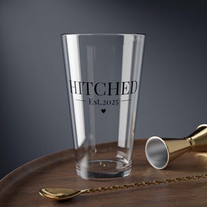 Hitched mengglas, 16 oz - perfect huwelijkscadeau voor pasgetrouwden, uniek bargerei, gepersonaliseerde drinkgerei, feestelijke gelegenheden