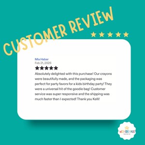 以下が含まれることがあります： ティール色の背景に黄色い文字でCUSTOMER REVIEWと書かれ、5つの黄色い星が並ぶ顧客レビューの画像。白い枠内には、2026年2月21日付のミア・ハーバーによるクレヨンに関する5つ星のレビューが表示されています。Wonder Hue Crayon Coのロゴも確認できます。