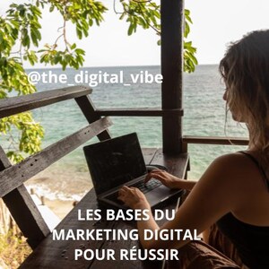 Op de afbeelding: Een vrouw werkt op een laptop terwijl ze op een houten dek zit met uitzicht op een tropisch strand. De tekst op het scherm luidt "LES BASES DU MARKETING DIGITAL POUR RÉUSSIR". De tekst "@the_digital_vibe" is ook zichtbaar in de afbeelding.