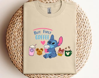 Sudadera con Stitch "Pero Primero, Café", sudadera con bocadillos de Disney, sudadera con capucha de Stitch, sudadera de Disneyworld, regalo para ella, sudadera con capucha con café divertido de Disney