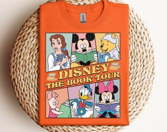 Camiseta retro Disney The Book Tour Comfort Colors, camiseta de Mickey y sus amigos, camiseta de la librería de Bella, camiseta a juego de WDW Magic Kingdom Disneyland
